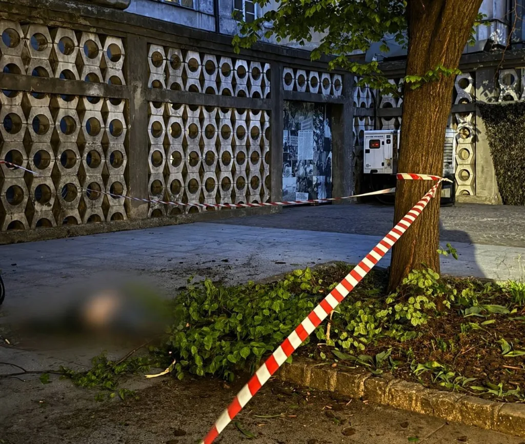 Огороджене місце події біля будівлі ввечері