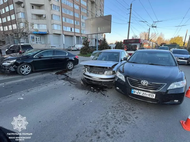 Дорожня аварія з трьома легковими автомобілями на вулиці