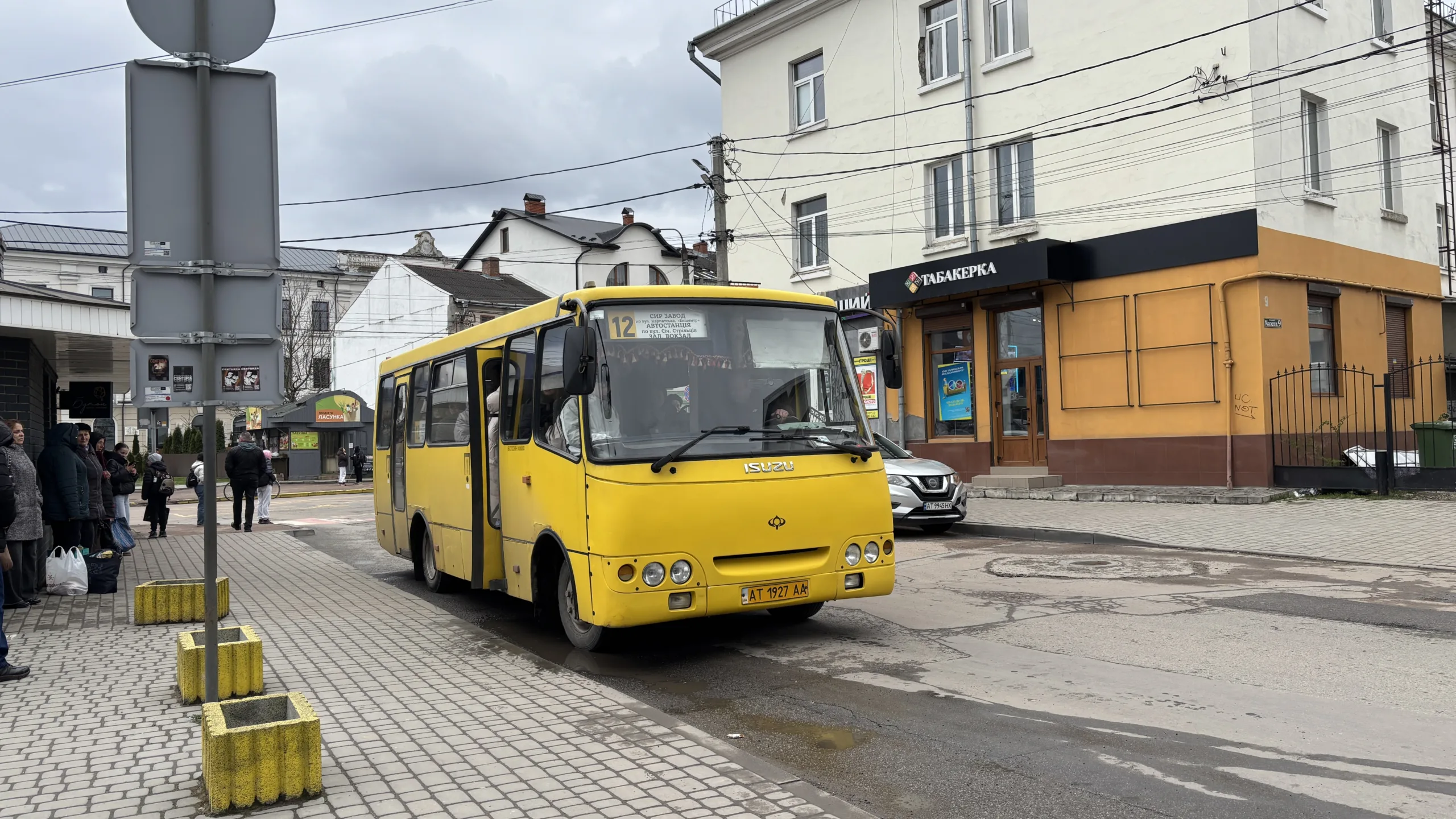 Жовта міська маршрутка на вулиці українського міста