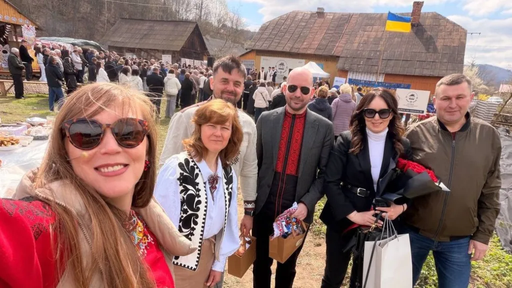 Люди у вишиванках на українському святі на подвір’ї