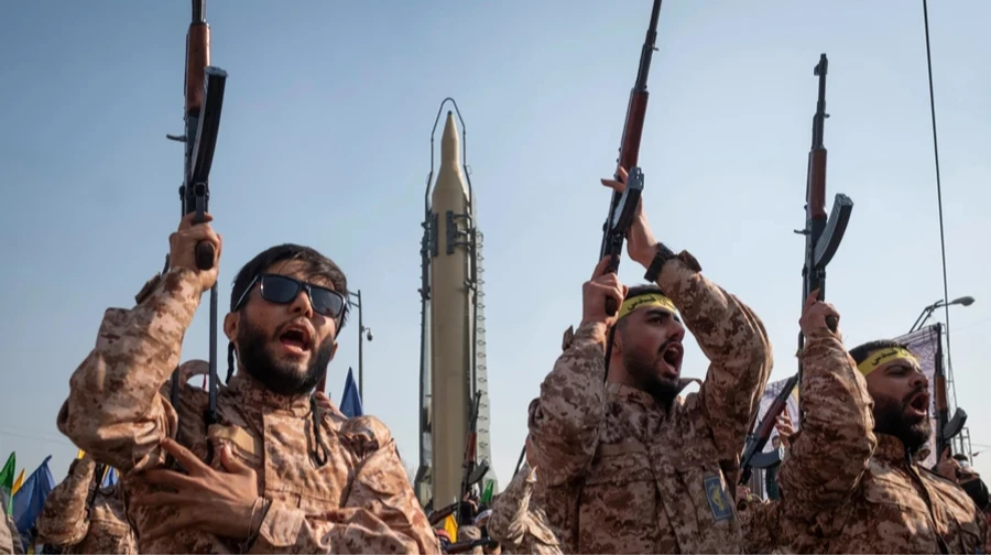 Військові з піднятими рушницями під час параду