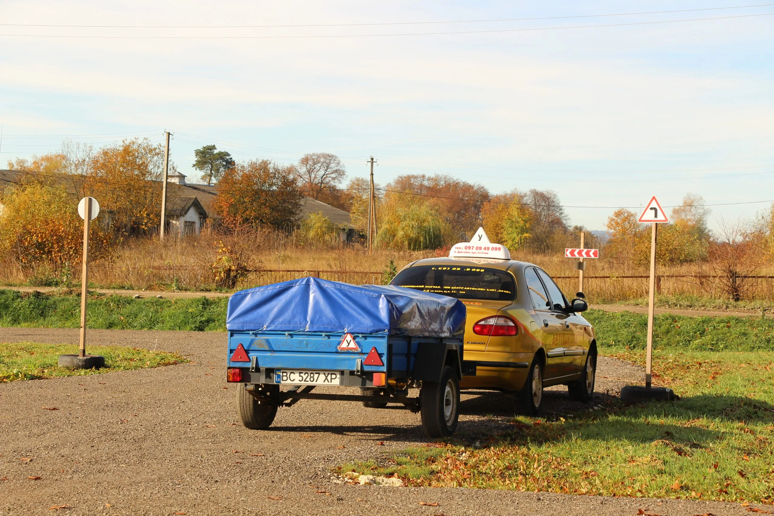 Автомобіль з причепом на автодромі восени
