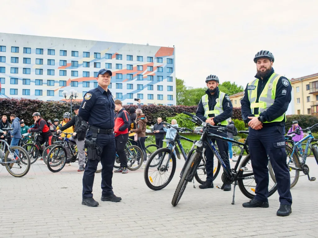 Поліцейські на велосипедах під час міського заходу
