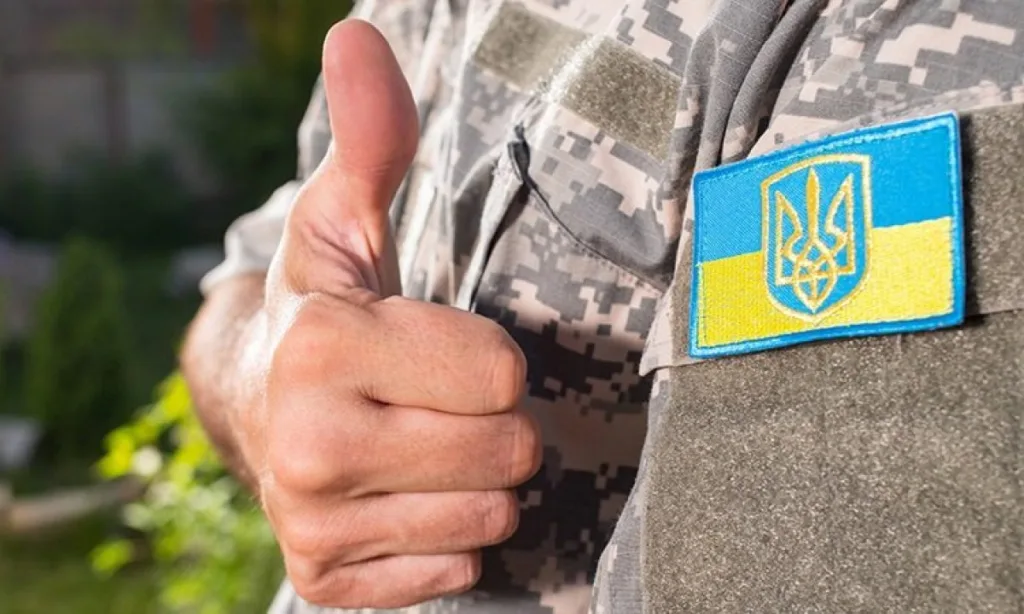 Військовий з українським прапором показує лайк