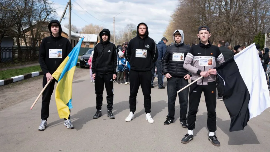 Молодь з прапорами на вуличному заході в Україні