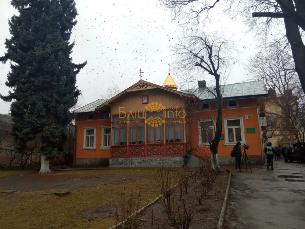 Помаранчевий будинок із золотим куполом у місті