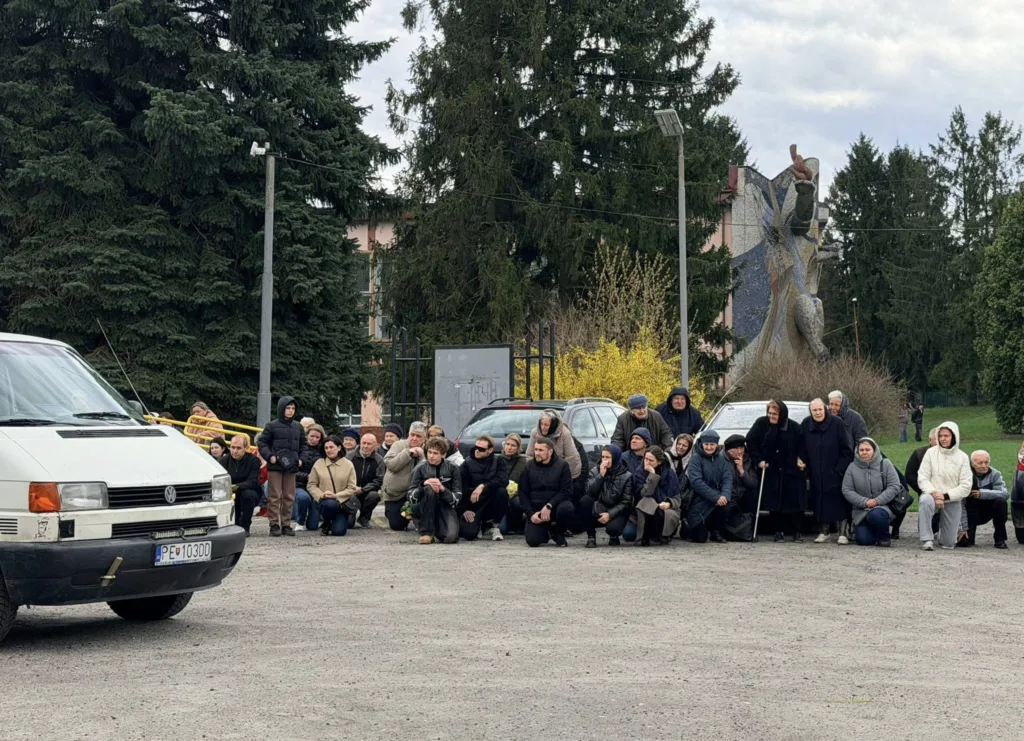 Люди схиляються на вулиці під час прощання