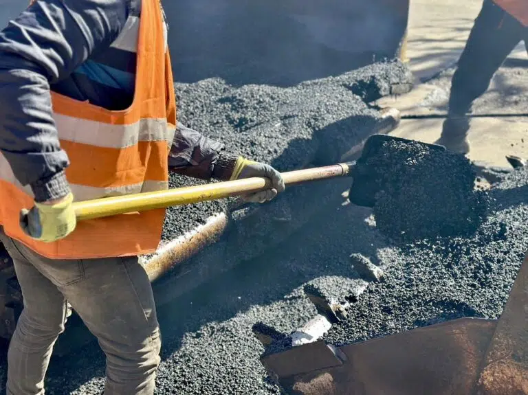 Робітники ремонтують асфальт на дорозі