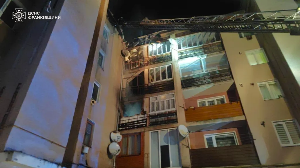 Рятувальники гасять пожежу у багатоповерхівці вночі