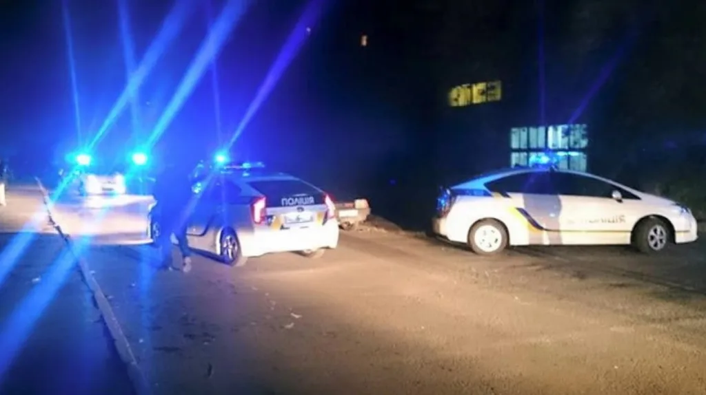 Поліцейські автомобілі з увімкненими проблисковими маячками вночі