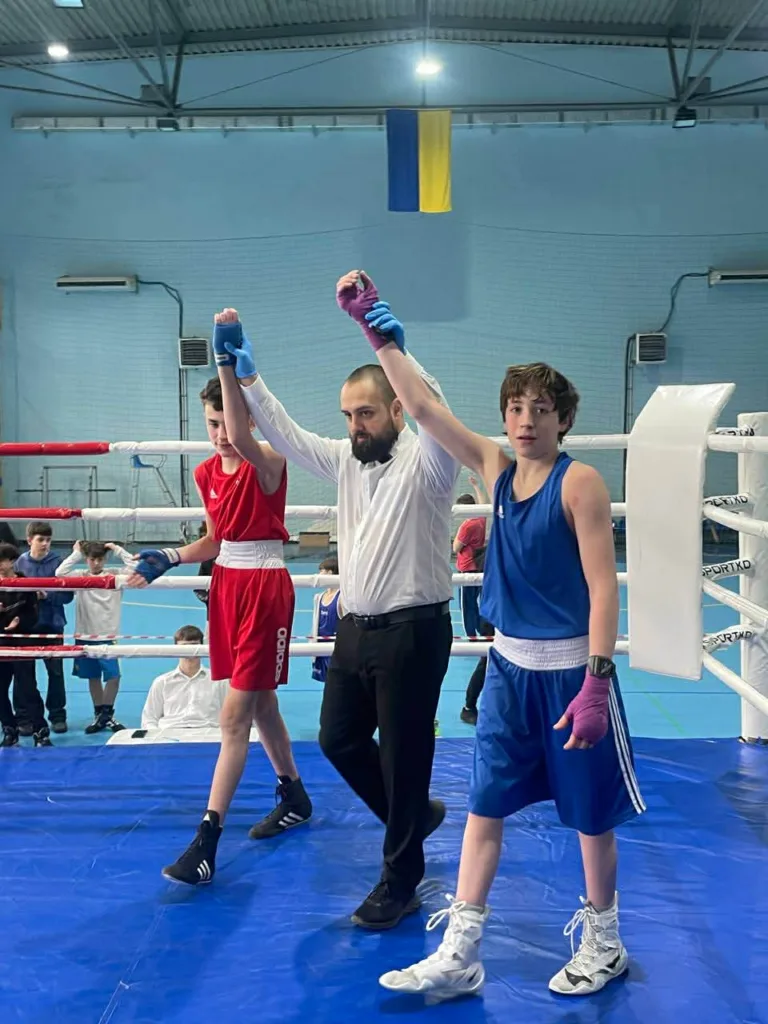 Суддя оголошує переможця боксерського поєдинку