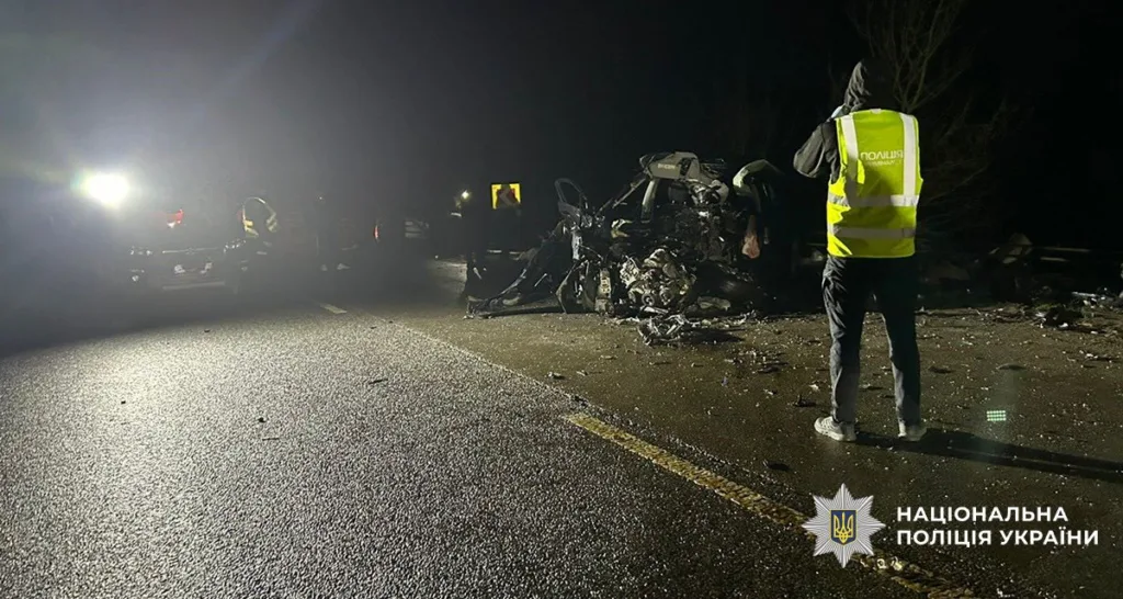 ДТП вночі, поліція на місці аварії