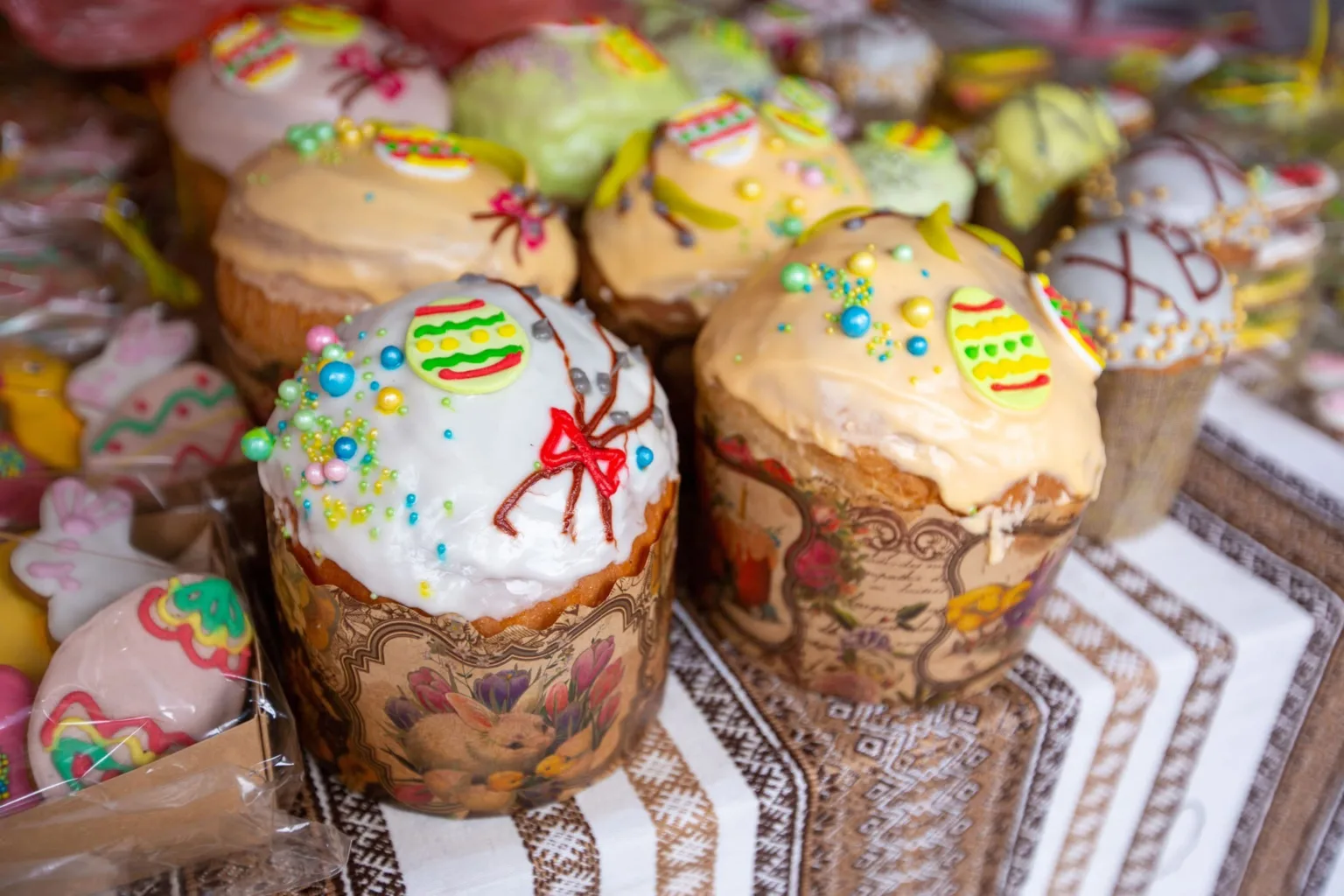 Пасхальні кулічі з кольоровою глазур’ю та декором