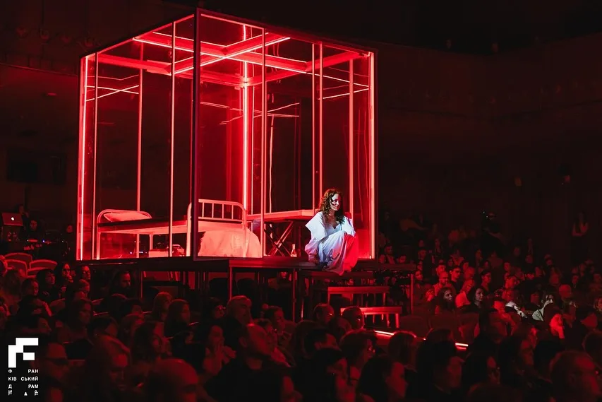 Сцена театральної вистави з червоним освітленням