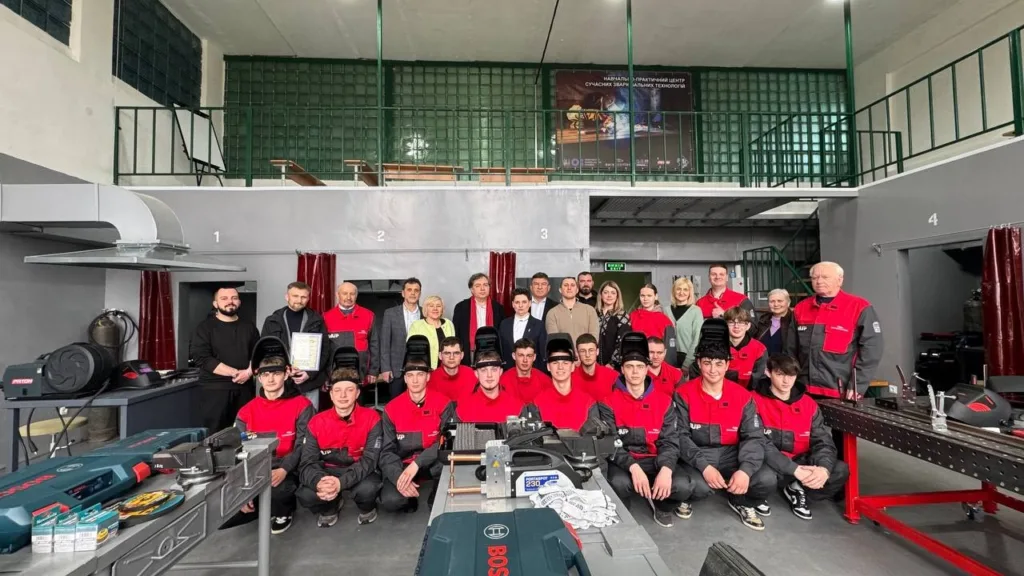 Група студентів і викладачів у навчальній майстерні