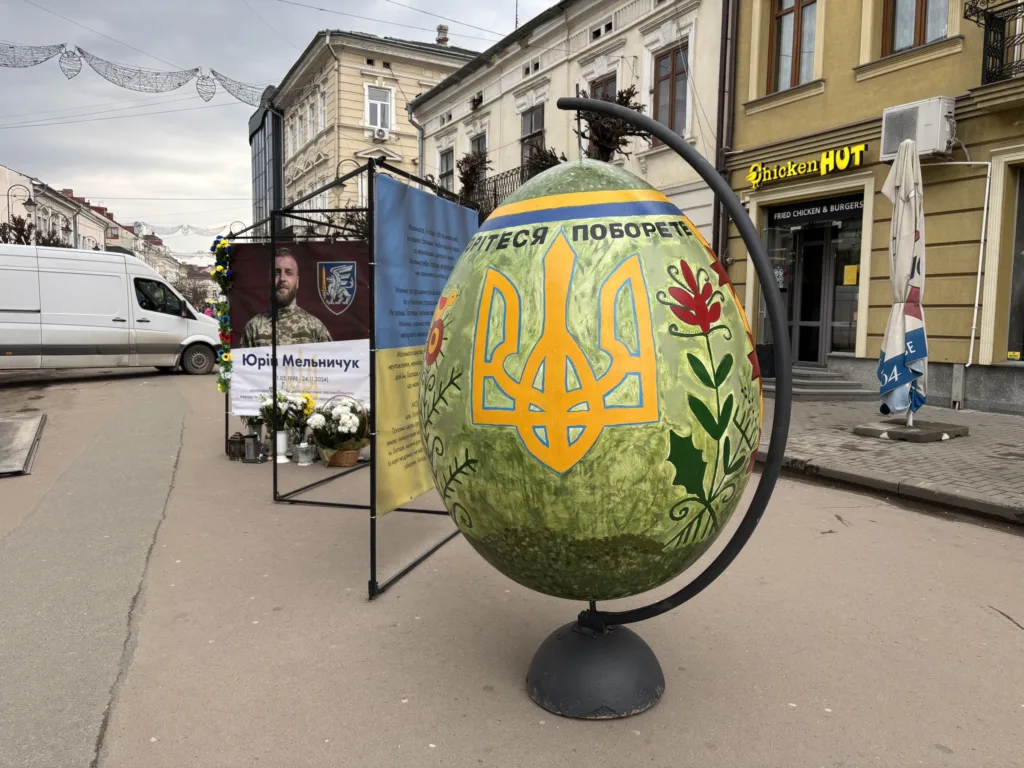 Велика писанка з тризубом на вулиці міста