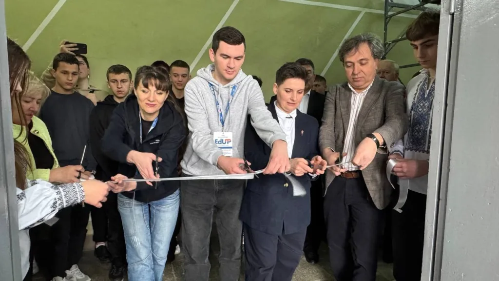 Відкриття нового освітнього простору, перерізання стрічки