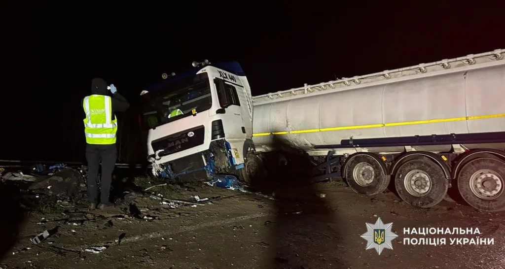 Поліцейський фіксує ДТП з вантажівкою вночі
