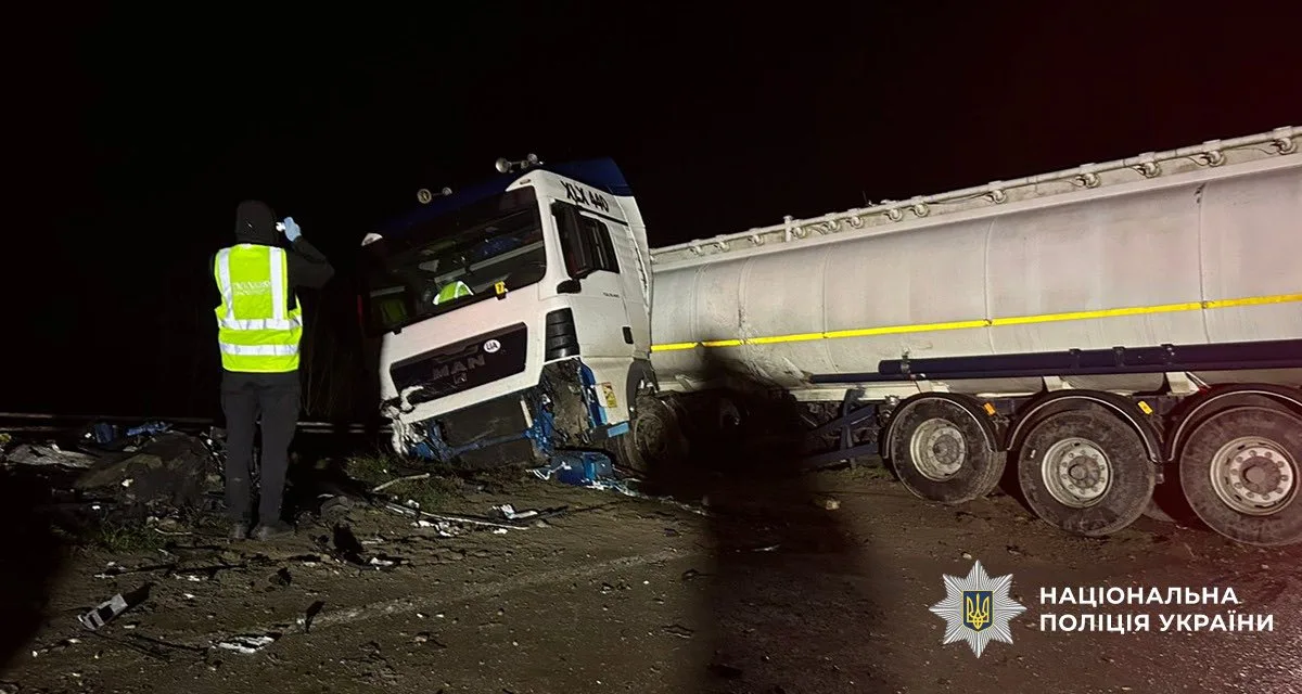 Поліцейський фіксує ДТП з вантажівкою вночі