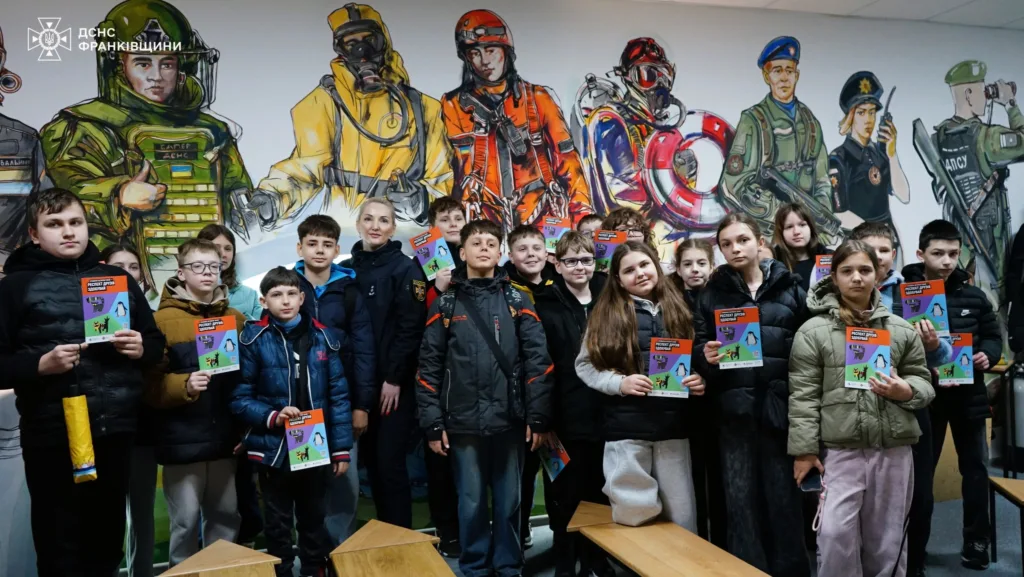 Діти тримають посібники у центрі ДСНС України