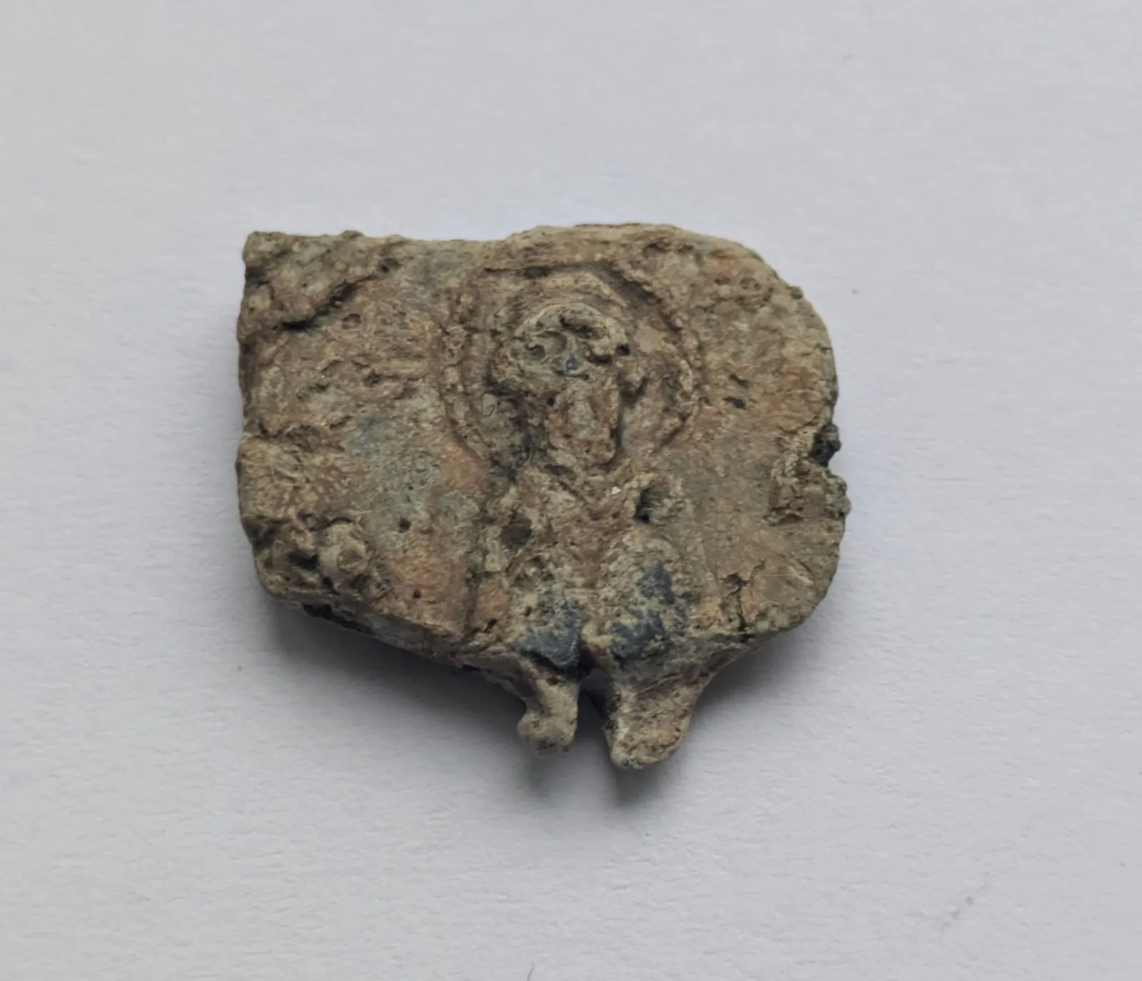 Стародавня свинцева печатка з рельєфним зображенням