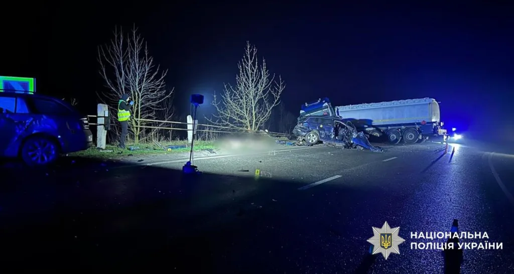 Дорожня аварія вантажівки та автомобіля вночі