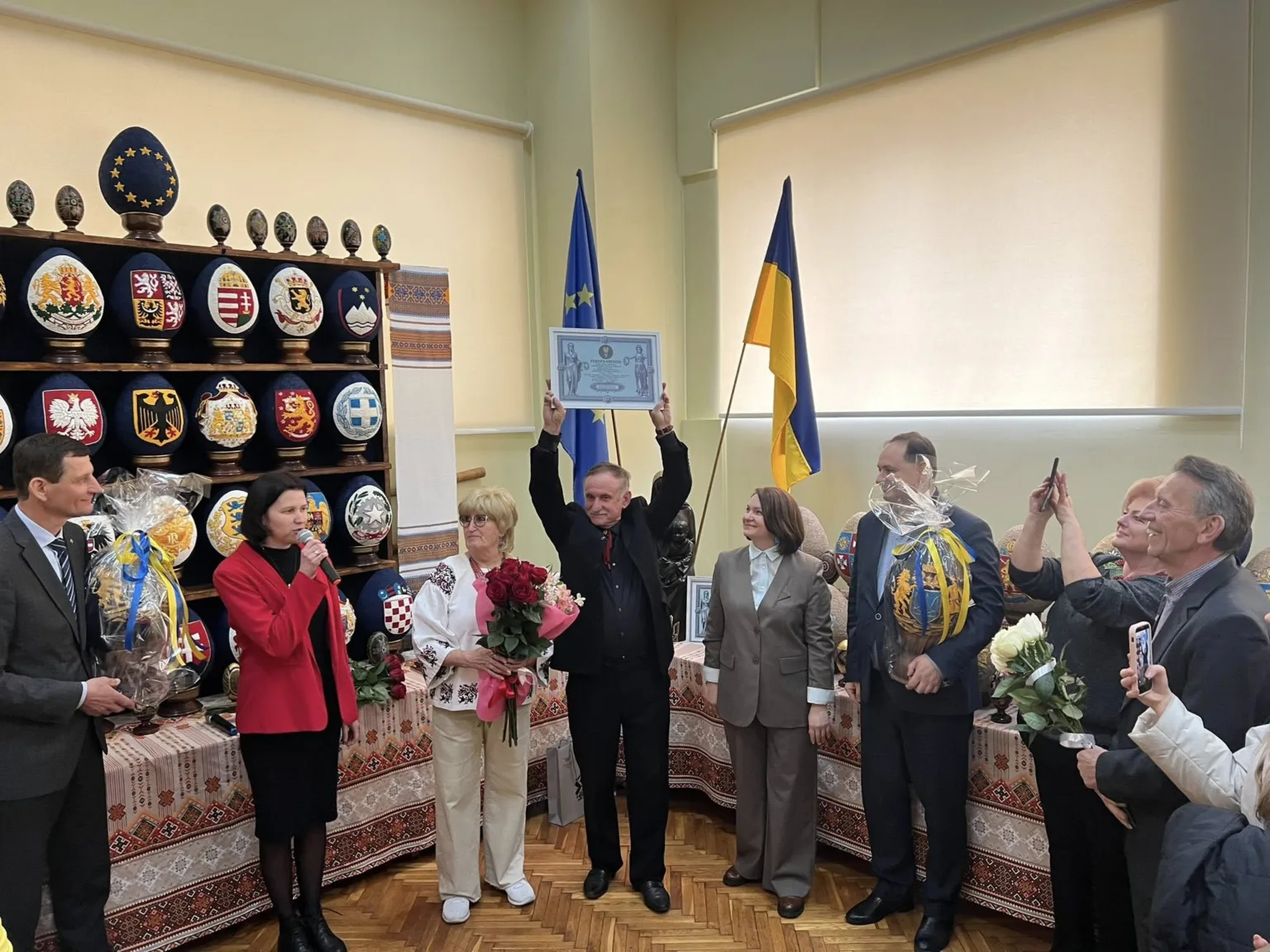 Церемонія нагородження біля колекції писанок