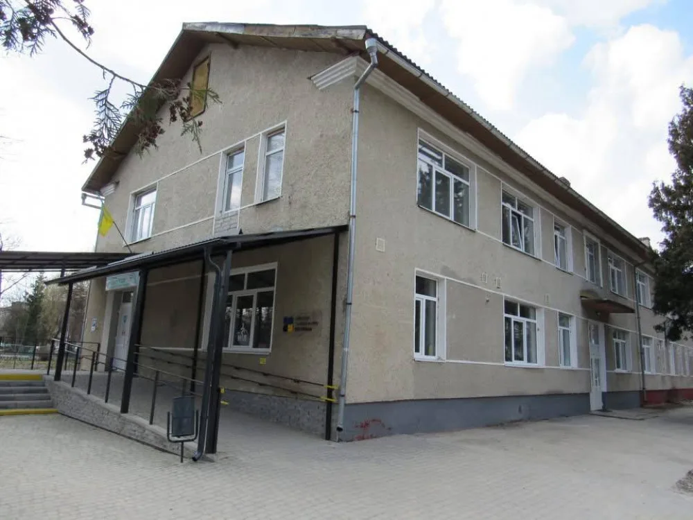 Двоповерхова будівля з пандусом та прапором України