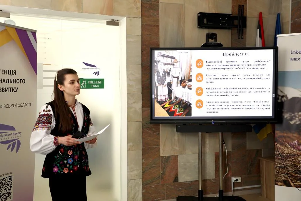 Жінка презентує проєкт у традиційному українському вбранні