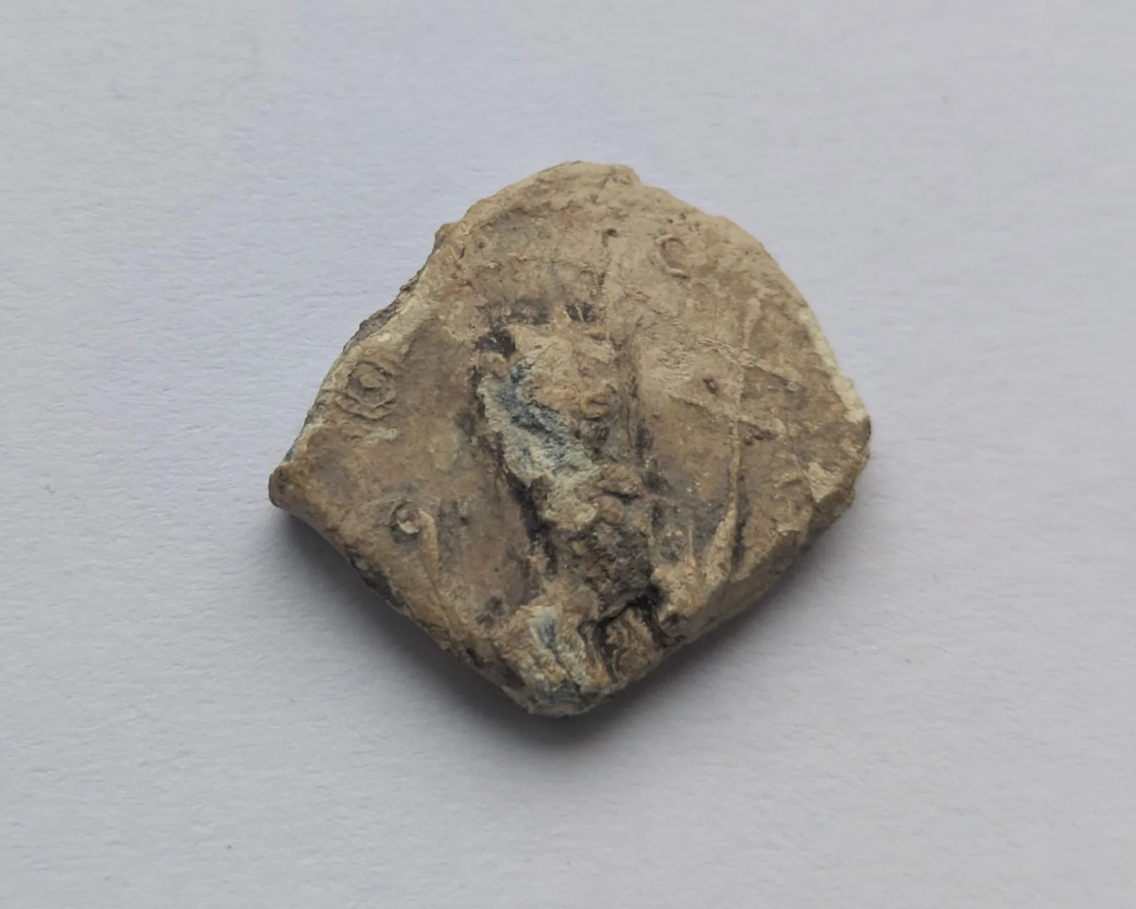 Старовинна свинцева печатка з рельєфним зображенням