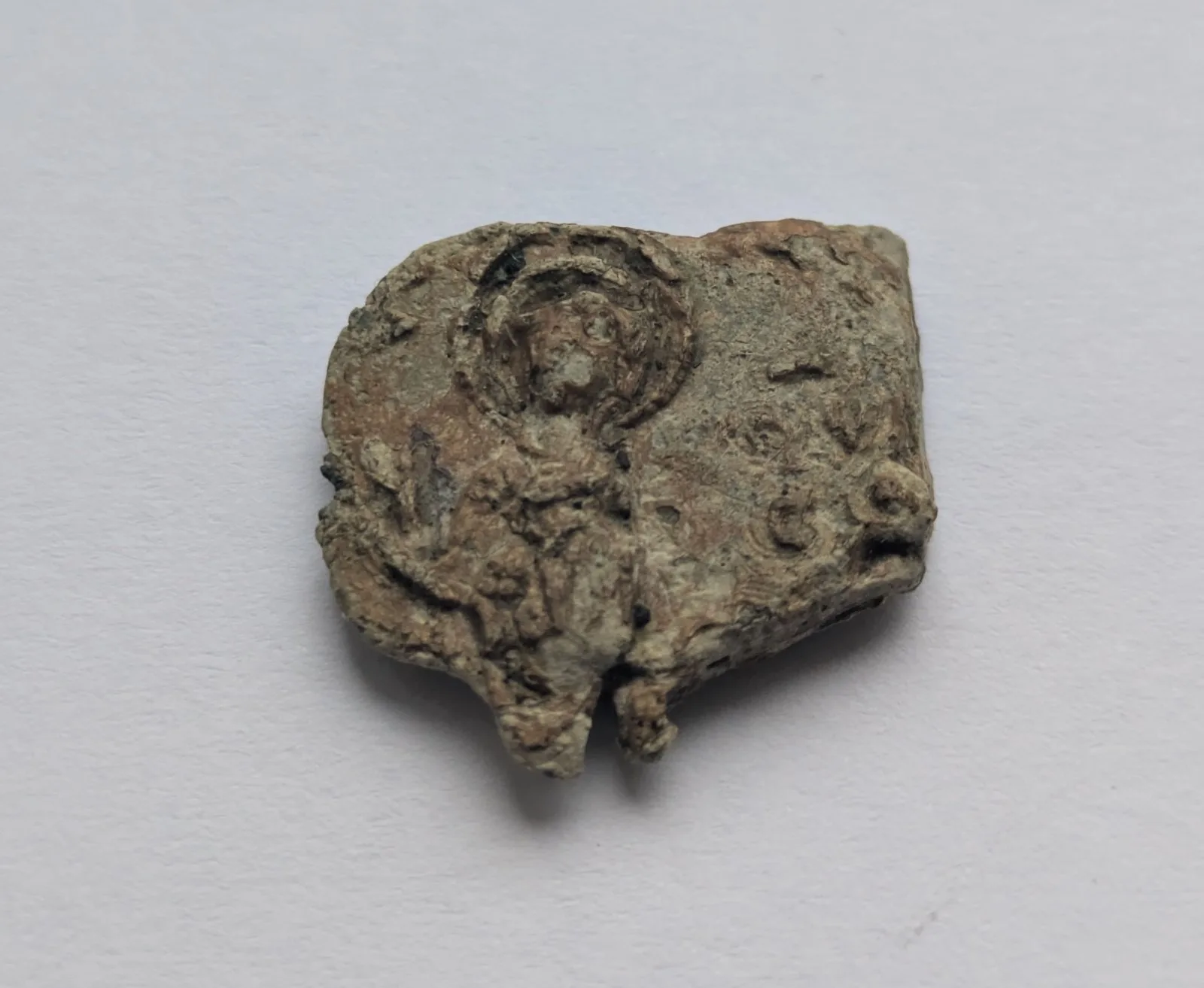 Стара свинцева печатка з релігійним зображенням