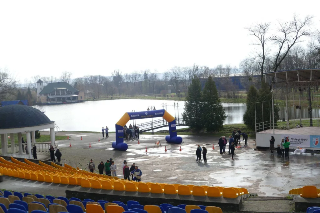 Стадіон біля озера з аркою для змагань