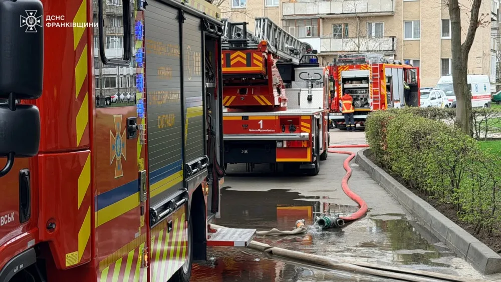 Пожежні машини біля житлового будинку