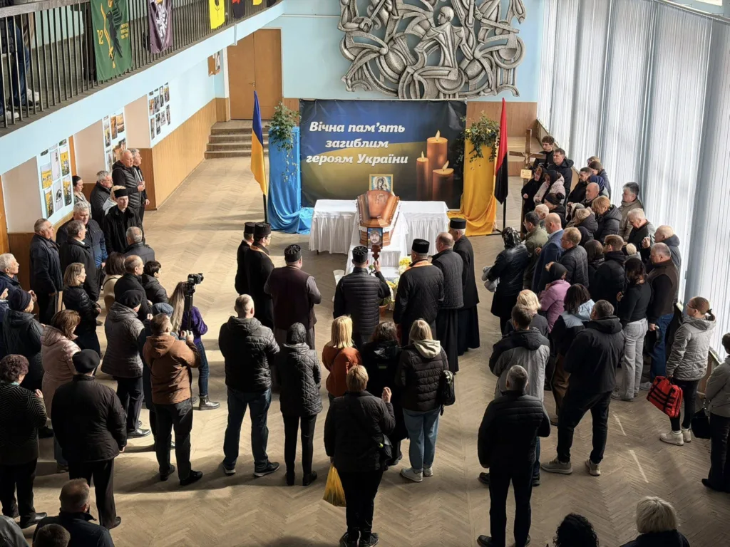 Прощання з героєм України у залі