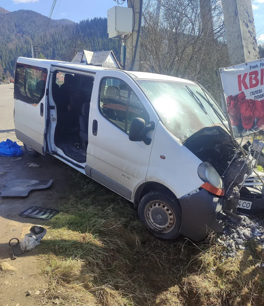 Білий мікроавтобус після ДТП біля дороги