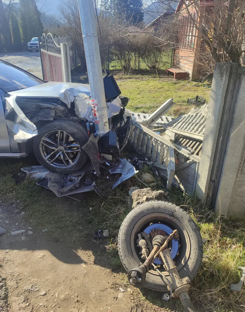 Аварія автомобіля біля паркану та стовпа