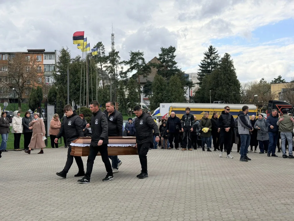 Процесія з труною на вулиці України