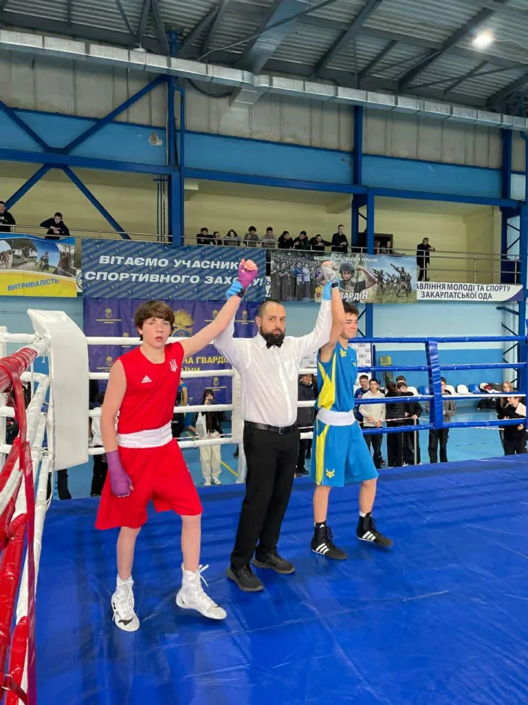 Суддя оголошує переможця боксерського поєдинку