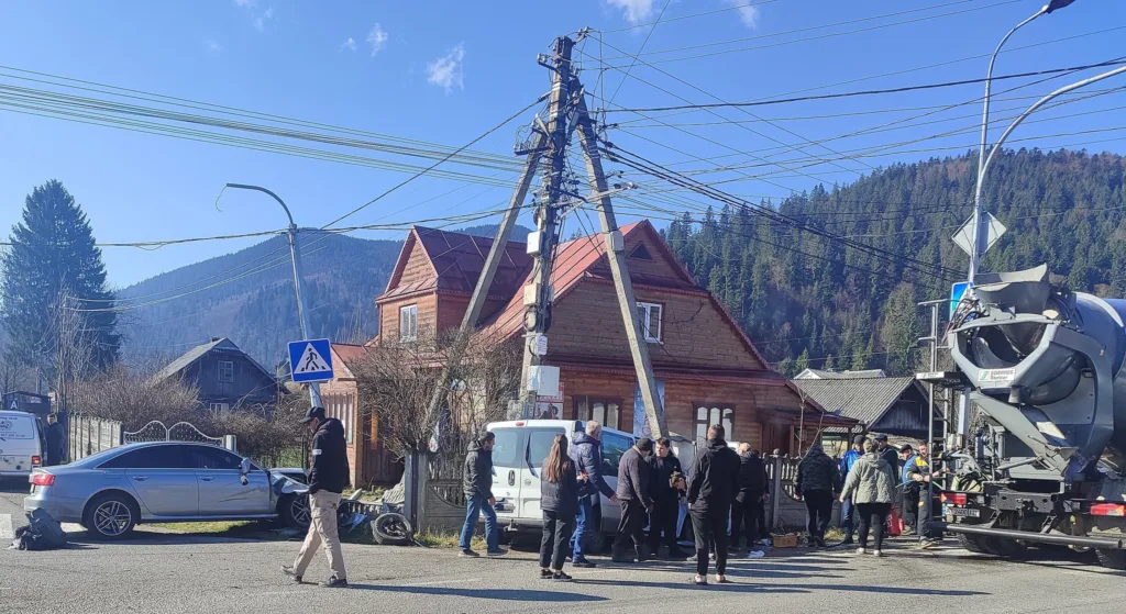 Дорожня аварія біля дерев'яного будинку в горах