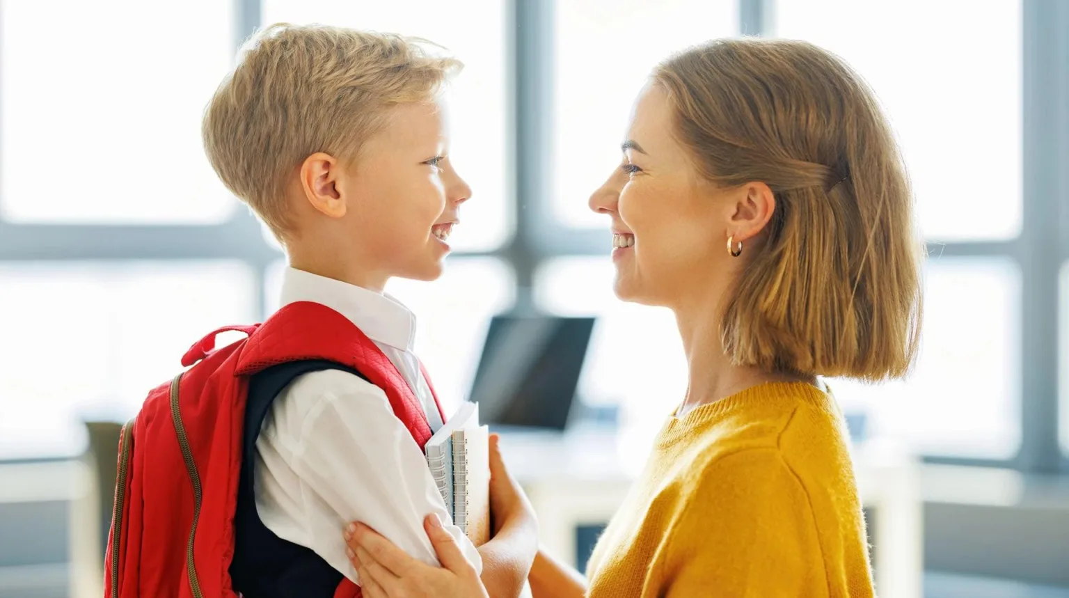 Мама проводжає сина до школи