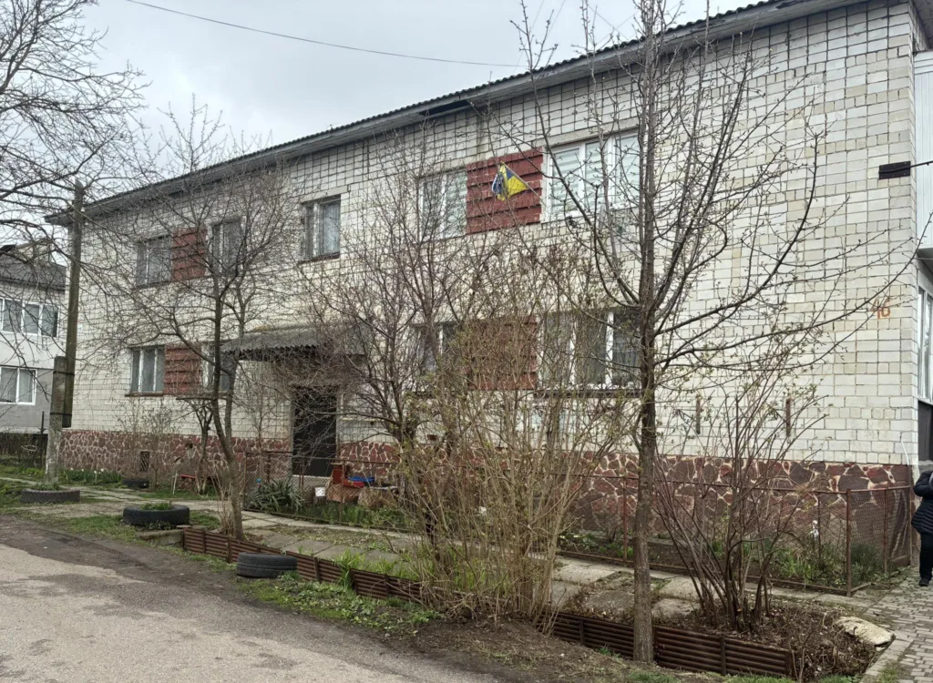 Двоповерховий житловий будинок із цегли навесні