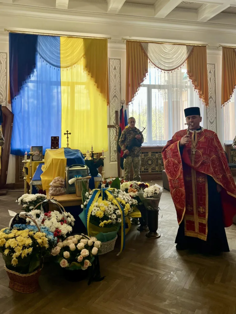 Прощання з військовим під прапором України