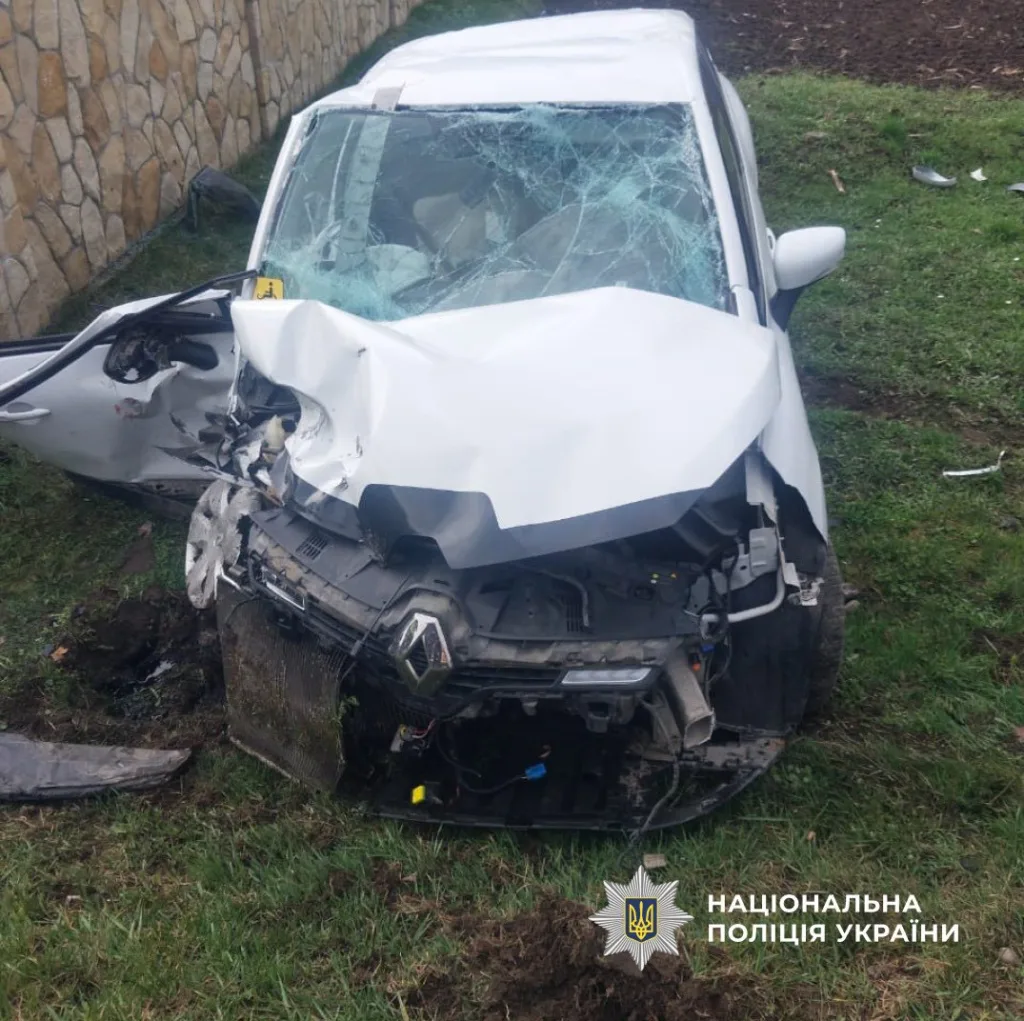 Розбитий автомобіль після ДТП в Україні