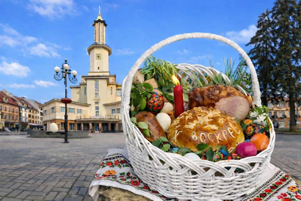 Великодній кошик на площі Івано-Франківська