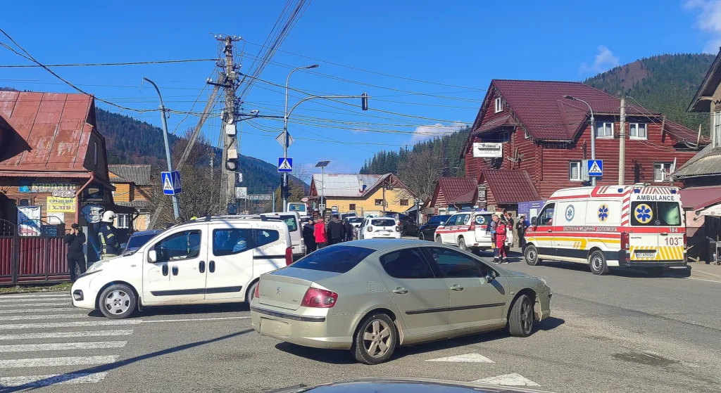 Дорожній інцидент у гірському селищі з швидкою допомогою