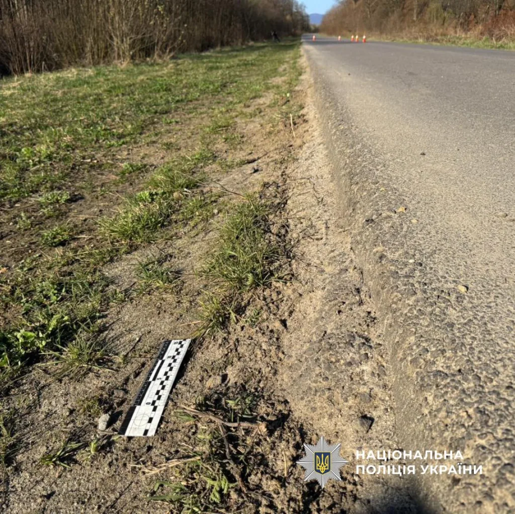 Дорога з вимірювальною лінійкою біля узбіччя