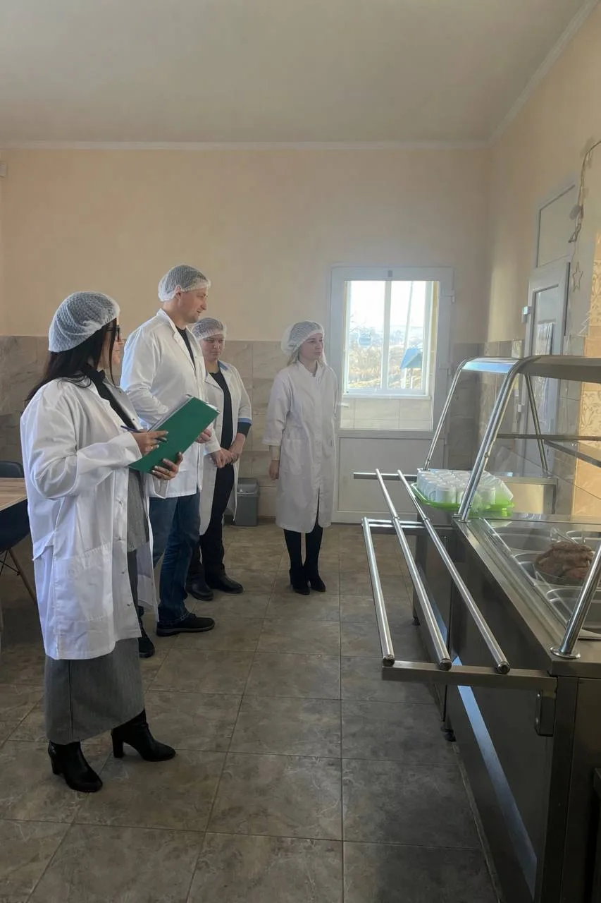 Перевірка шкільної їдальні працівниками у білих халатах