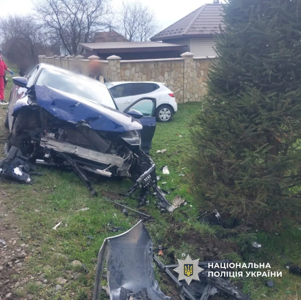 Дорожньо-транспортна пригода з пошкодженими автомобілями в Україні