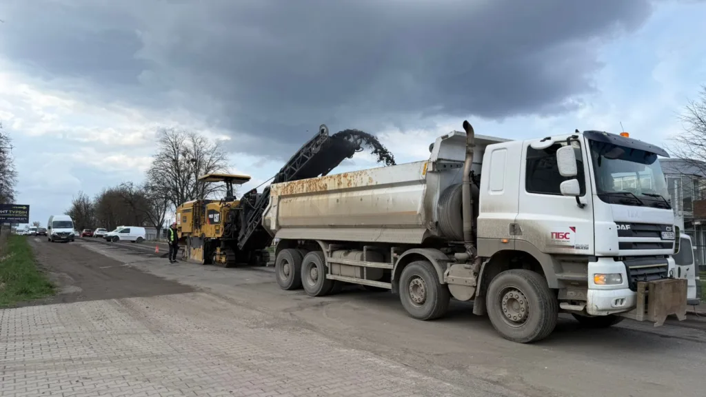 Дорожні роботи з асфальтування за участі вантажівки