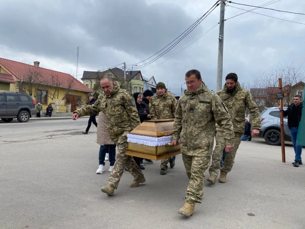 Військові несуть труну під час похорону